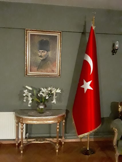 Ülkeye ve kurucusuna saygıyla