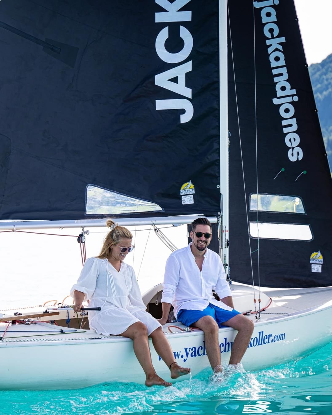 zwei attraktive Menschen auf einem Segelboot