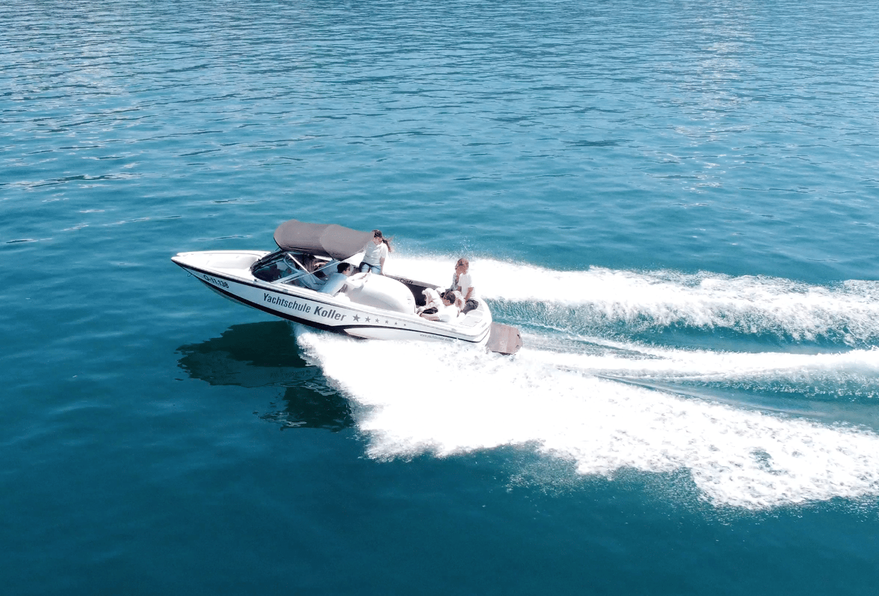Motorboot gleitet über den Attersee