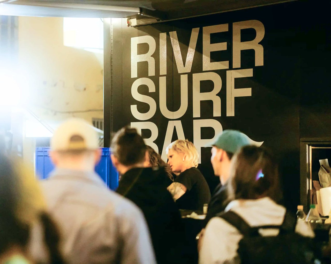 River Surf Bar, lidé hrají beach volejbal