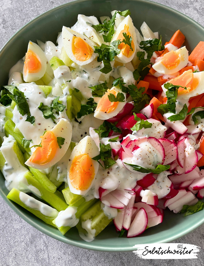 frühlings salat mit gekochten eiern, gurken, radieschen und joghurt dressing