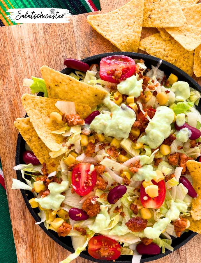 veganer nachosalat mit guacamole dip, veganem hack und tortilla chips