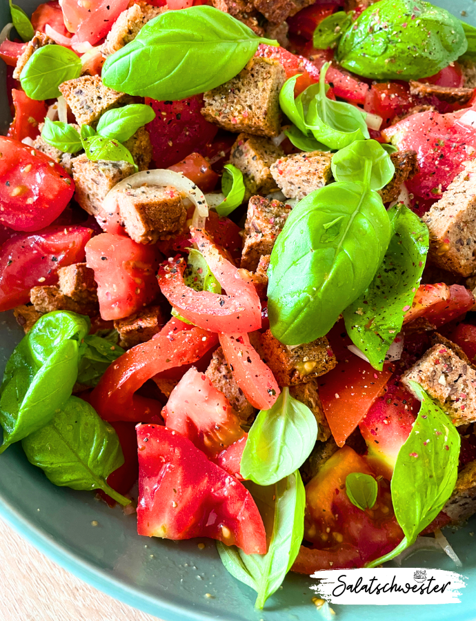 Veganer Brotsalat mit Brotresten, Basilikum und Tomaten