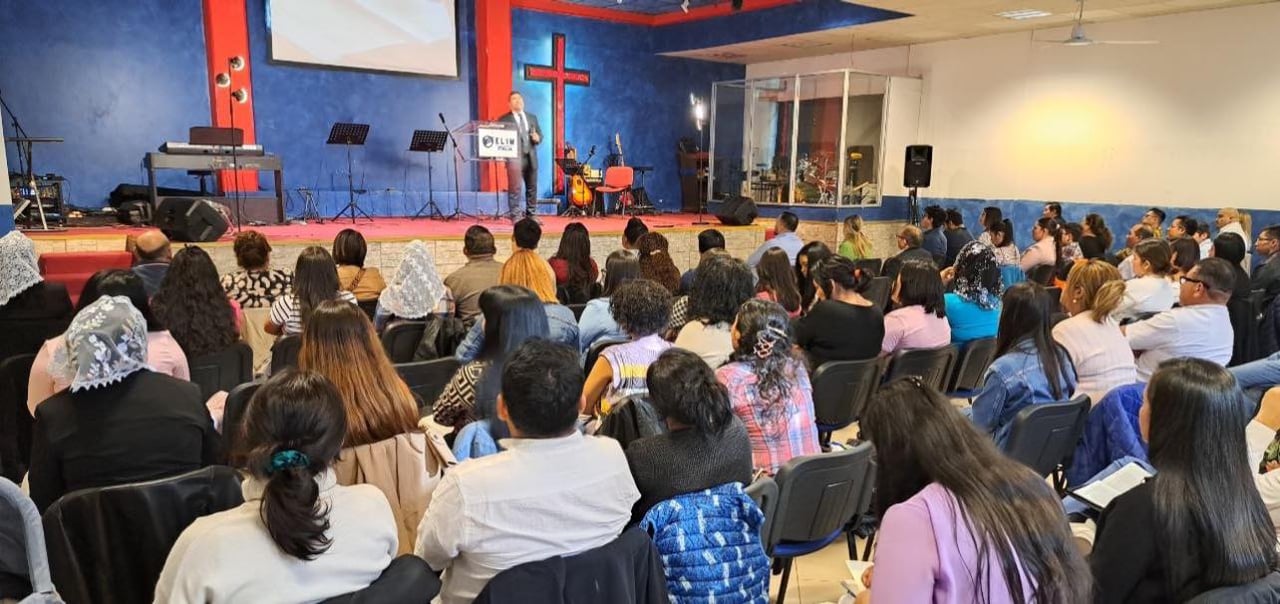 Foto con los miembros de mision cristiana elim milan escuchando una ponencia del pastor Ruben Chavez