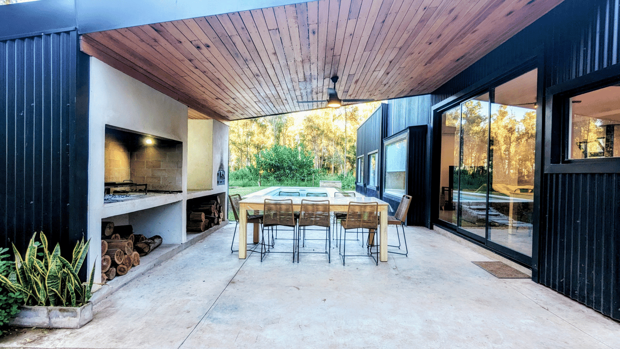 Casa de fin de semana en Campo Timbó con amenities, pileta, parrilla, barrio privado, golf 18 hoyos, tenis, forestado. Ideal para familias, grupos de amigos, parejas.