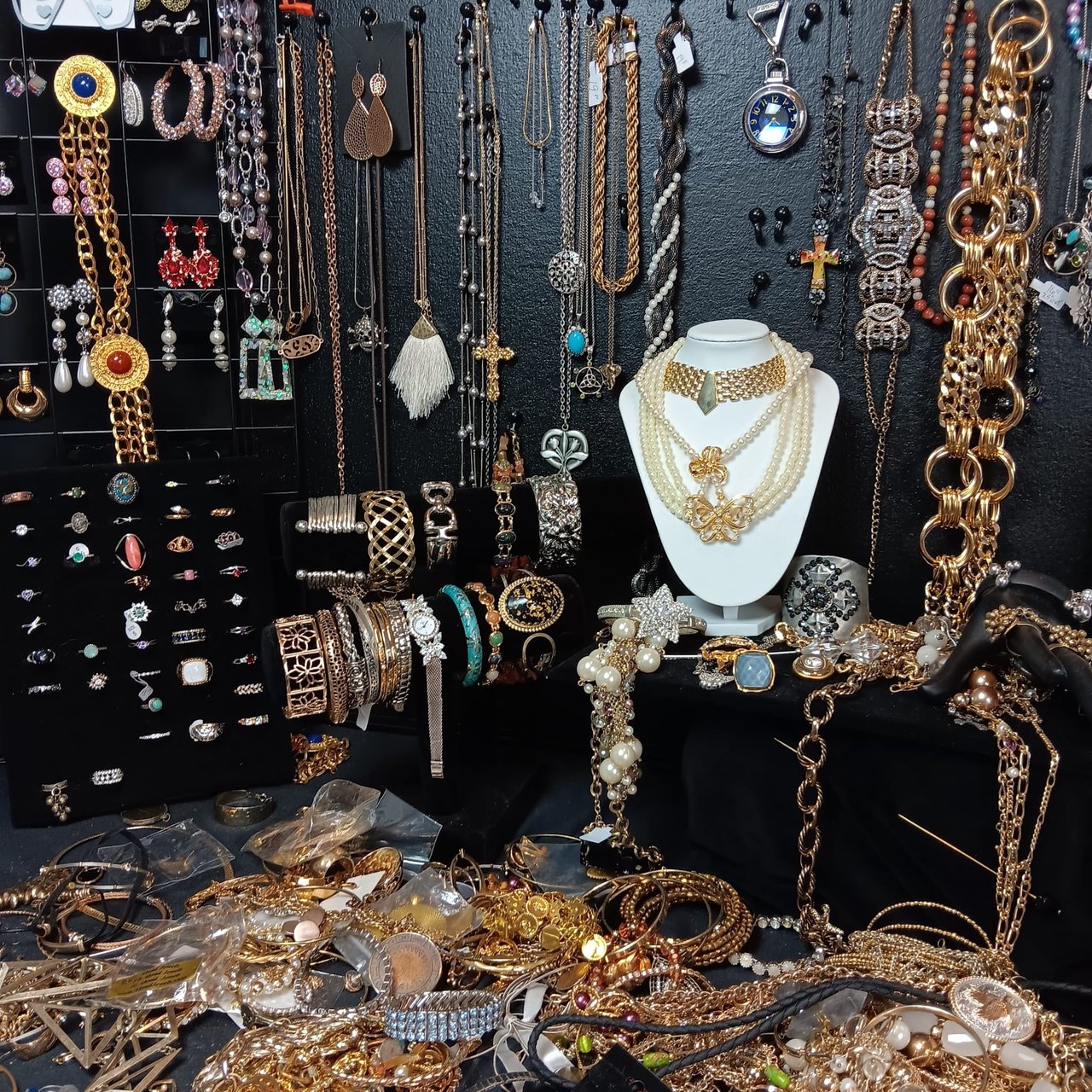 Daily new treasure at Deb's Secret Rabbit Hole - https://www.ebay.com/str/vintagevoguevault