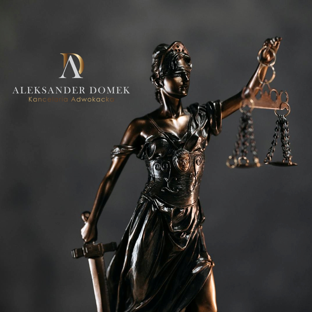 Figura Temidy z mieczem i wagą, logo Kancelarii Adwokackiej Aleksandra Domka, zdjęcie symbolizujące sprawiedliwość i pomoc prawną w Bydgoszczy.