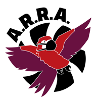 Logo circulaire de l'ARRA, Association pour la Réduction des Risques Aéroportés. Représente un ara rouge et violet foncé, portant un masque FFP2 noir, et devant un ventilateur de PC stylisé noir ; avec en arrière plan un fond blanc