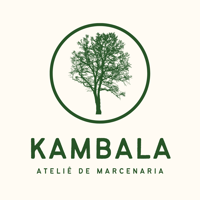 logomarca da kambala marcenaria e carpintaria é uma árvore verde dentro de um círculo amarelo. Abaixo do círculo tem o nome da Kambala Marcenaria e Carpintaria em letras verdes escuras. 