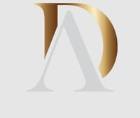 Logo Kancelarii adwokackiej w Bydgoszczy Adwokat Aleksander Domek - złota duża litera D oraz duża szara litera A , całość na jasnym tle
