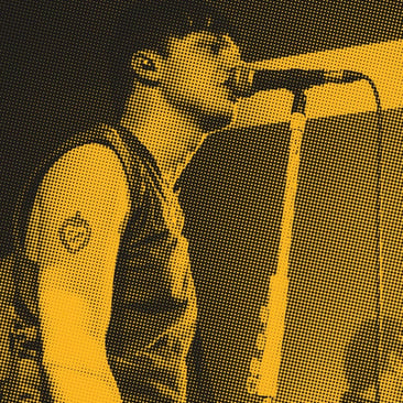 Faeda lead singer sings into a mic